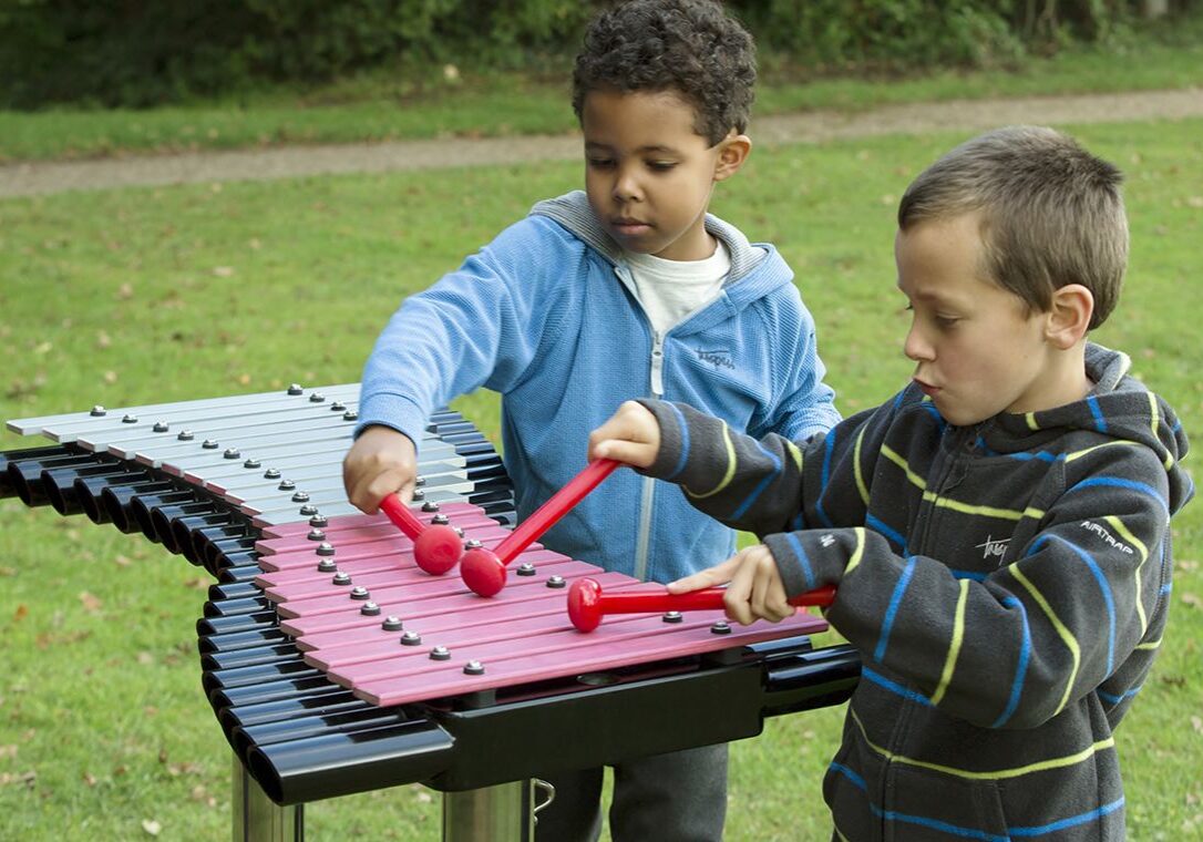 3917548938_1140-x-760-Duo-7-two-boys-side